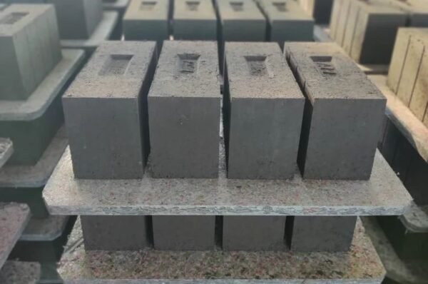 Alt Text: Recycled plastic brick pallets for brick manufacturing in Bihar