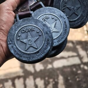 Recycled Plastic Medals by Minus Degre – Eco-friendly finisher medals made from 100% recycled plastic waste for marathons, running events, and sports competitions